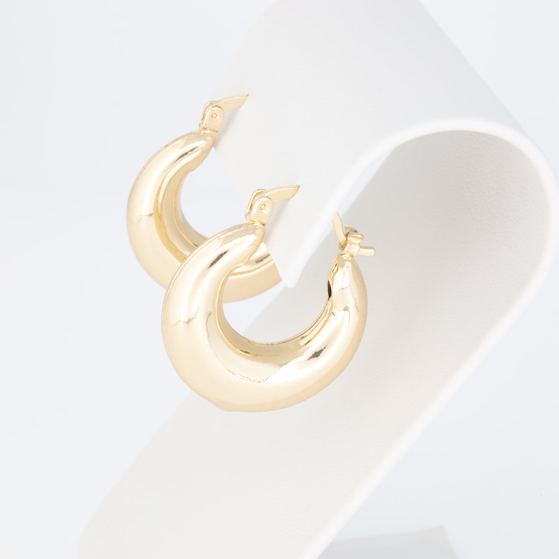 Plain Oval Hoop Earring That Thickens In The Middle