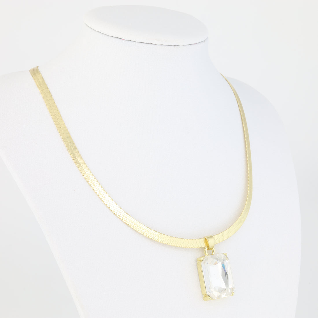 Necklace With Herringbone Link And White